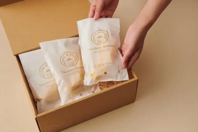 通常の透明なビニール包装をやめ、土に還る素材で作られたパッケージを使用しています